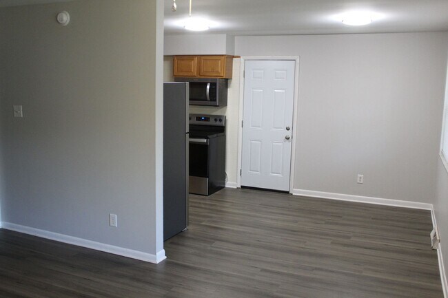 Building Photo - Newly Remodeled 2 Bedroom Duplex in Avon!