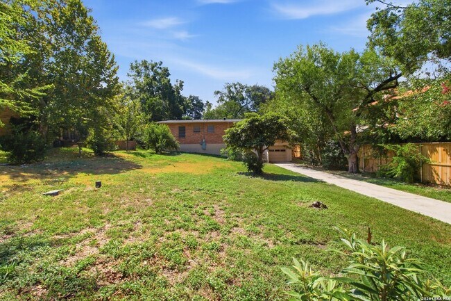 Building Photo - 207 Canyon Dr