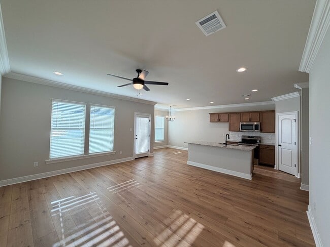 Building Photo - 820 Venecia Dr