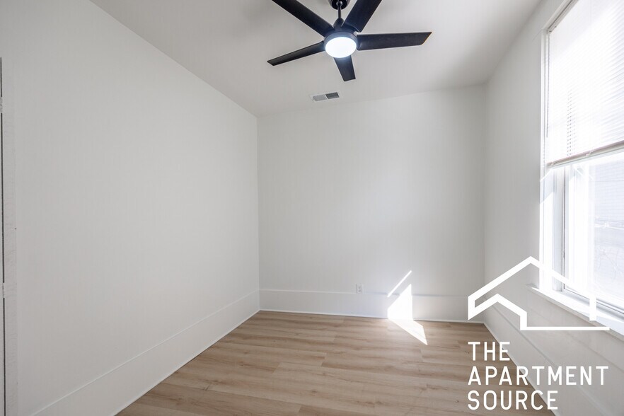 Building Photo - 2301 N Leavitt St