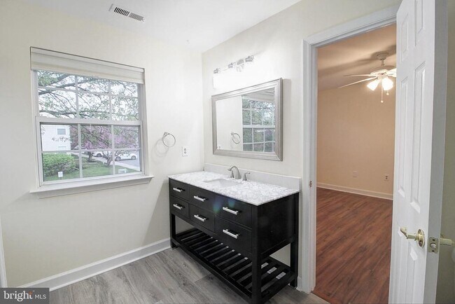 Building Photo - 9261 Ridgefield Cir