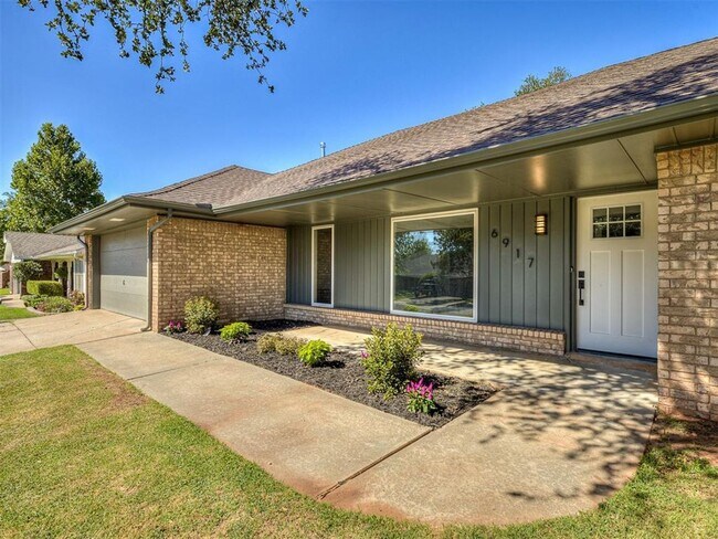 Building Photo - Look at this beautiful home!! 4 bed, 3 full baths!