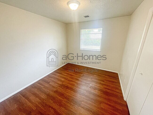 Building Photo - 3409 Overland Dr