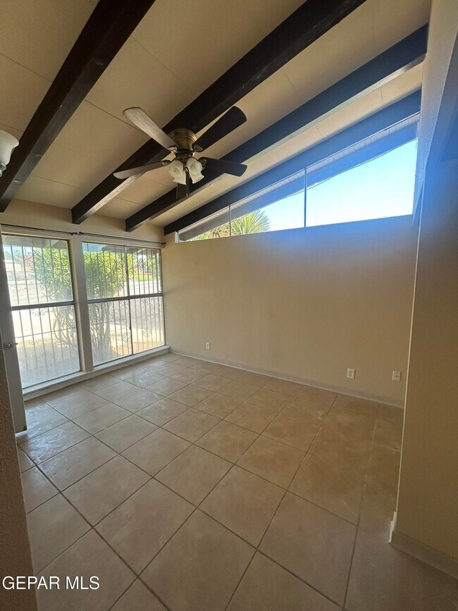 Building Photo - 212 Crestmont Dr