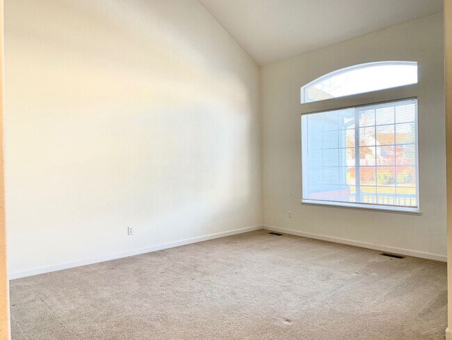 Building Photo - Spacious 3 Bedroom Townhome- Convenient Access to the Front Range
