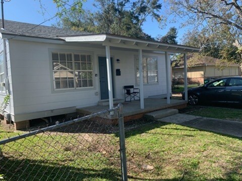 Building Photo - 618 Chopin St