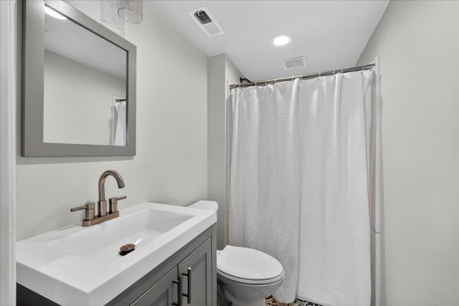 Building Photo - 1420 Bredell Ave