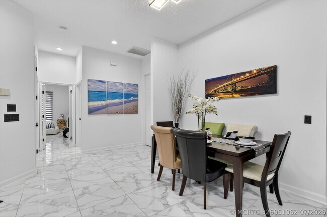 Building Photo - 416 SW Horseshoe Bay