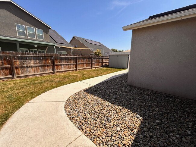 Building Photo - Beautiful home for rent in Visalia!