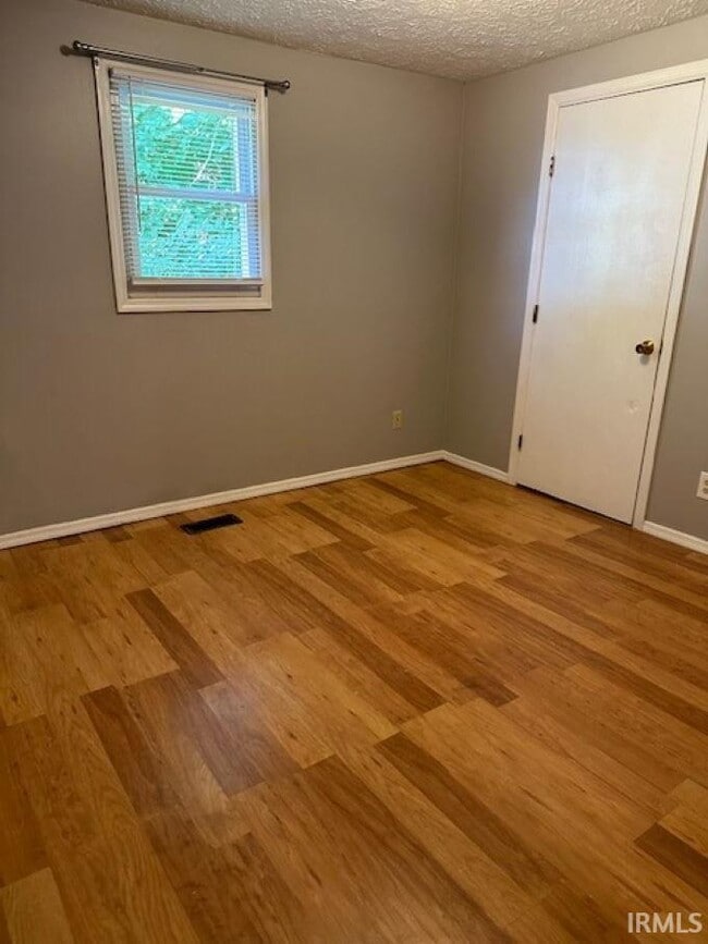 Building Photo - 1302 N Woodburn Ave