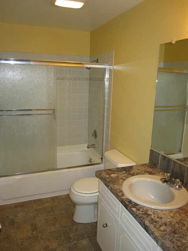 Building Photo - Charming Condo in Gated Community