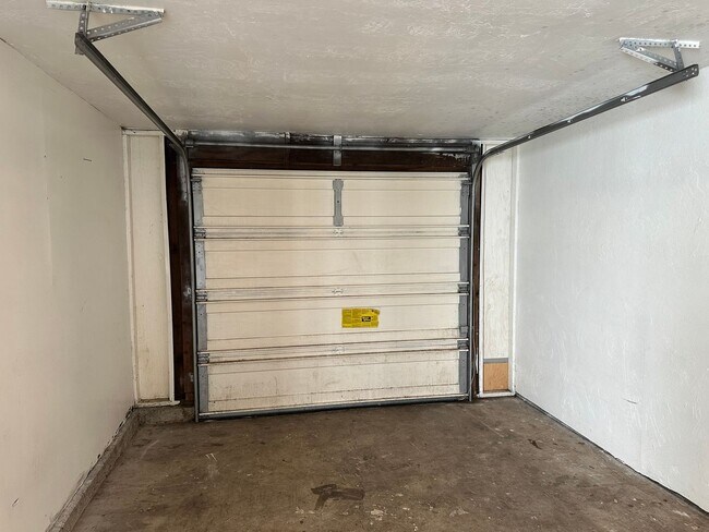 Building Photo - Updated 2 bed 1 bath dulpex in Springfield!