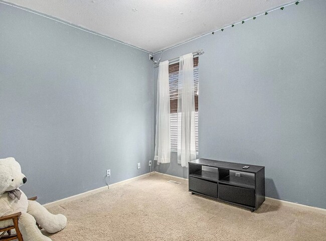 Building Photo - Spacious 4 Bedroom With Modern Comforts & Ideal Location!!