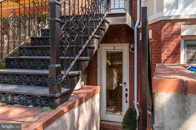 Building Photo - Beautifully Updated 2 BR 2 BA in the heart of Logan Circle