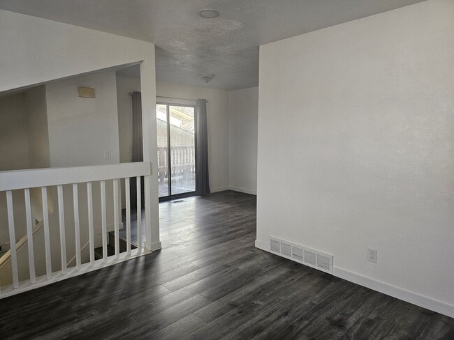 Building Photo - Check out this Beautiful 4 bedroom 2 Bathroom Home in West Valley Ut!!