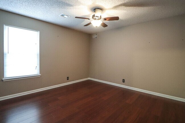 Building Photo - 4 bedroom, 2 1/2 bath, 2 car garage located in the quiet Summit View subdivision.