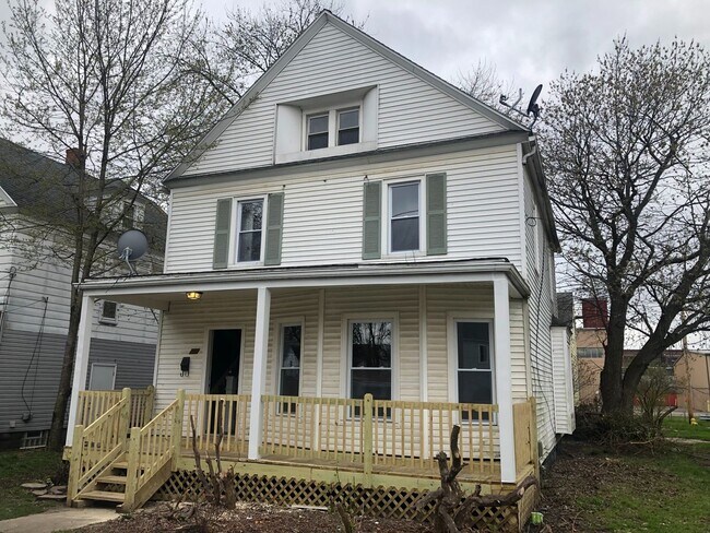 Building Photo - Single Family Home 3 beds 1.5 bath Available Now!