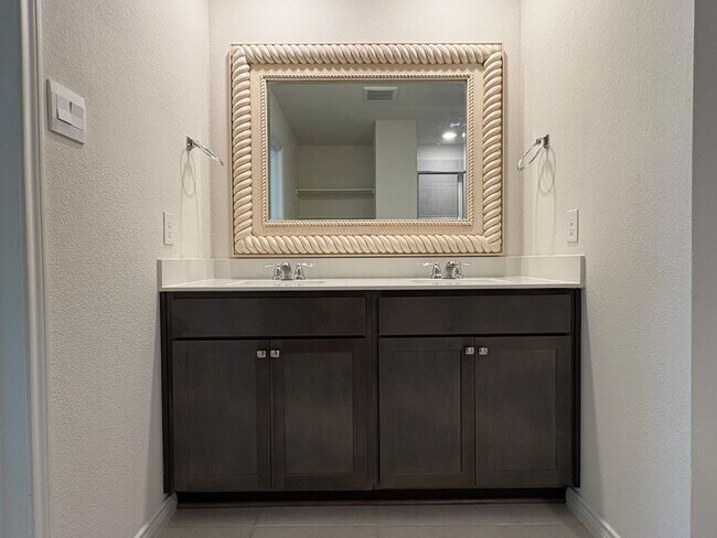 Building Photo - Pristine in Princeton!