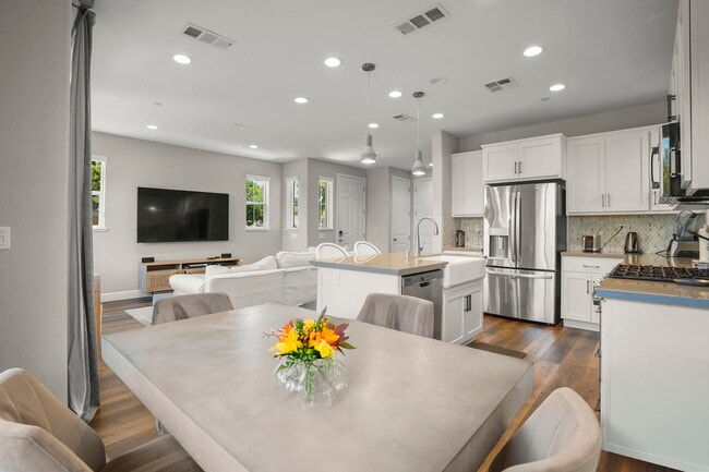 Building Photo - 3893 Villa Vista Pl