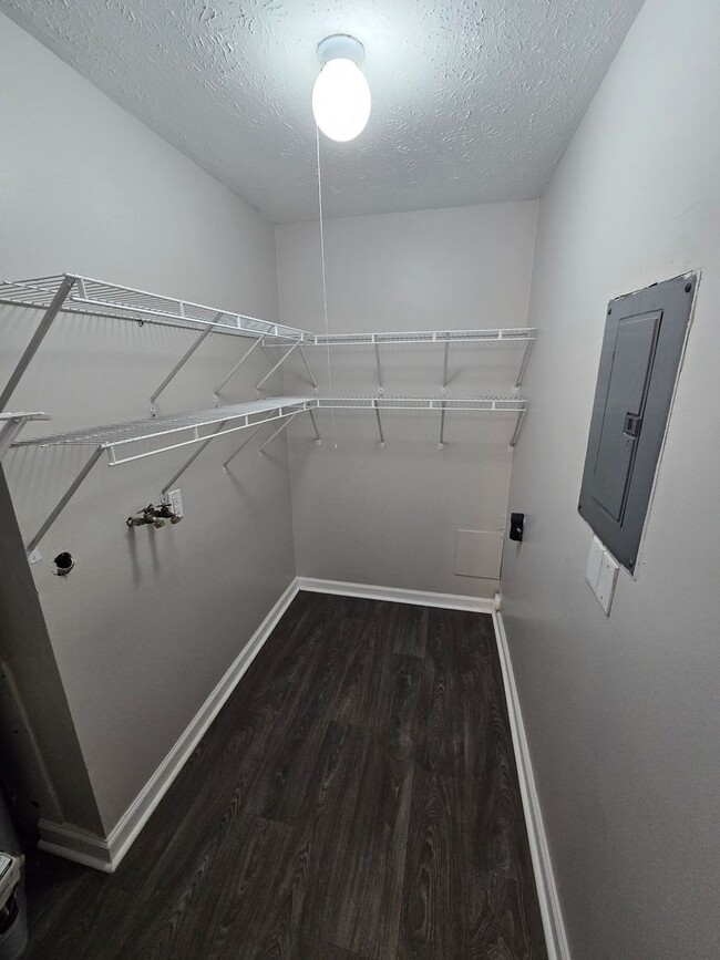 Building Photo - 3 BEDROOM SINGLE FAMILY