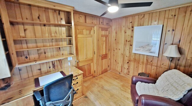 Building Photo - Fully Furnished 4 Bed / 1-1/2 Bath Single Family Home w/2 Car Garage