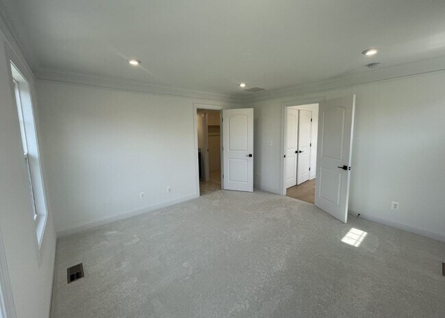 Building Photo - 4008 Varick St