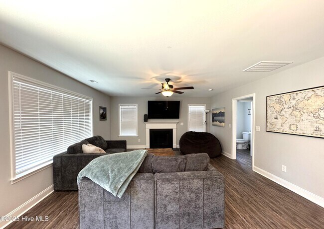 Building Photo - 425 Pebble Shore Dr