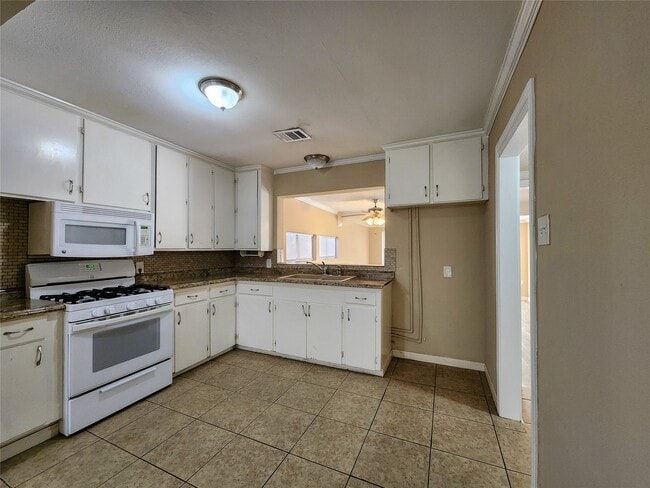 Building Photo - 1013 14th Ave N