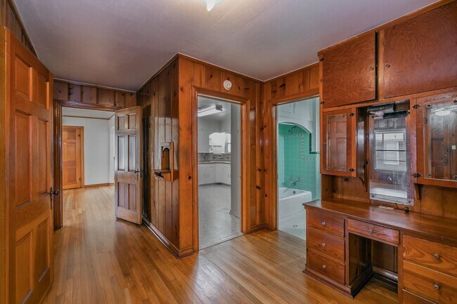 Building Photo - Charming 3 Bed, 1 Bath Cottage Near Oakhur...