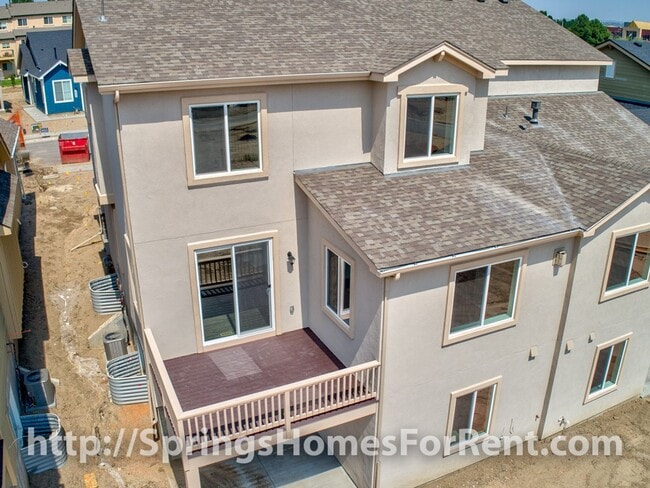Building Photo - Rockrimmon Townhouse with Two Car Garage