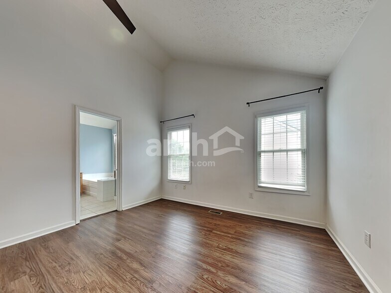 Building Photo - 551 Montgomery Dr