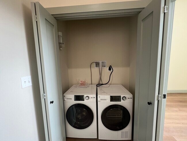 Building Photo - 160 Seabury St