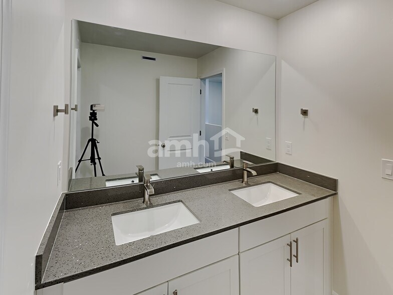 Building Photo - 226 N Dry Crk Rd