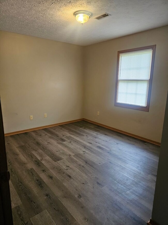 Building Photo - Adorable home ready for you!