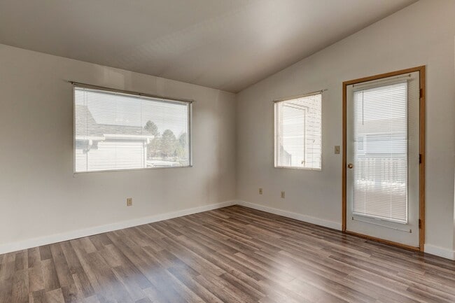 Building Photo - 2 Bedroom/2 Bath in Courtyard Condos