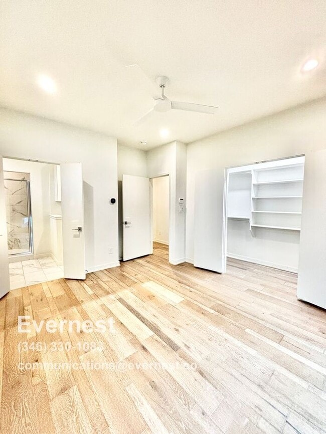 Building Photo - Gorgeous 2-Bedroom Townhome in Prime Locat...