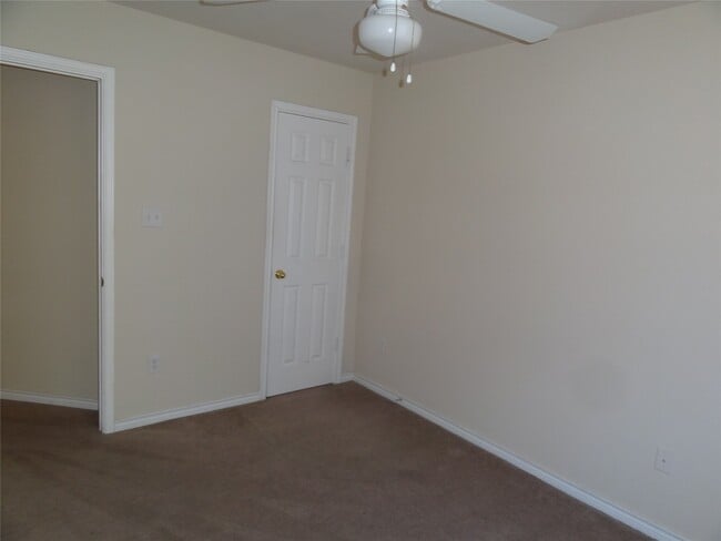 Building Photo - 1550 Village Way Dr