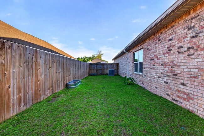 Building Photo - 8009 Crawford Dr