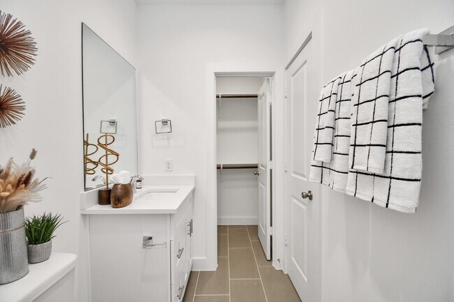 Building Photo - 2008 Laverne Holw Ln