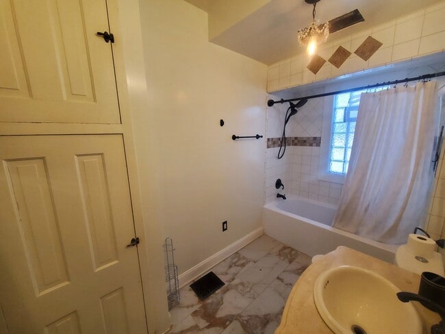 Building Photo - 205-205 N Spring St