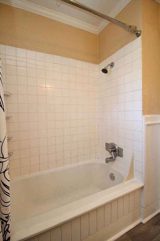 Building Photo - Adorable 2++ Bedroom, 2 Bath Brooklyn Bungalow - steps to MAX line