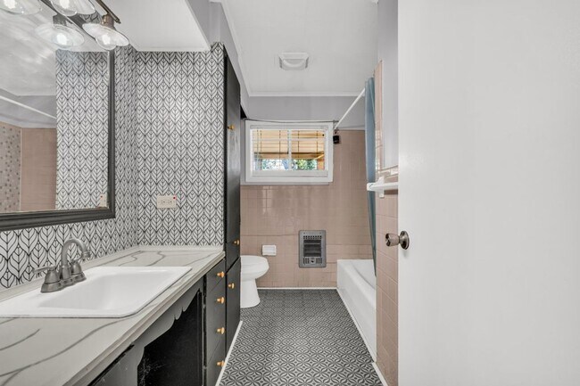Building Photo - 2 bed/1 bath apartment