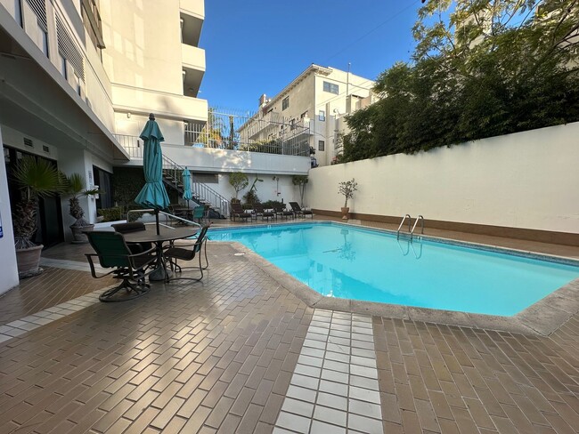 Building Photo - Extensively remodeled huge 1 bedroom/1.25 ...