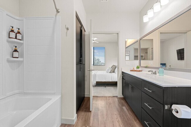 Building Photo - 711 W Broadway Rd