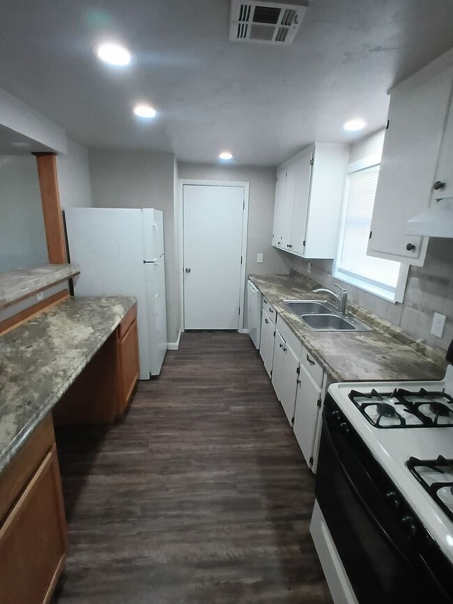 Building Photo - Cute Remodel - Midwest City Schools!