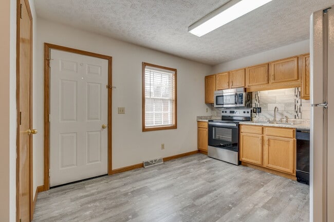 Kitchen - 118 Lori Ann Dr
