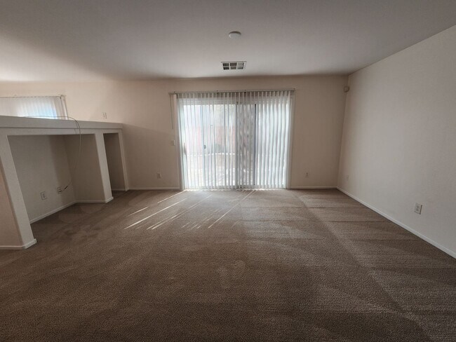 Building Photo - 3-Bed, 2.5-Bath Pet-Friendly Home with Fen...