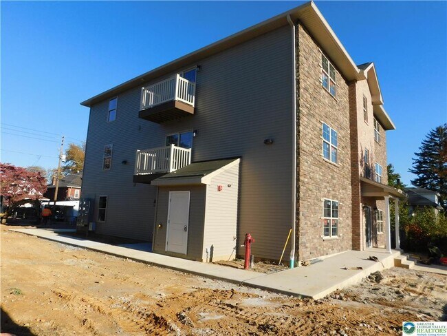 Building Photo - 1513 Maple St