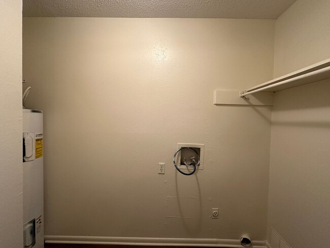 Building Photo - Cozy 3 Bedroom Unit! Tour Today!