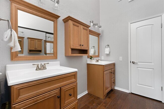 Building Photo - 7122 Wood Hollow Dr